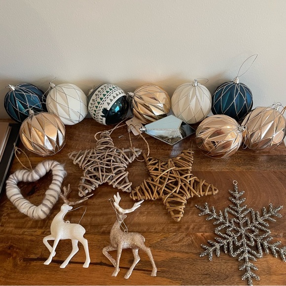 Lot of 16 wood and plastic shatterproof ornaments - Picture 4 of 7